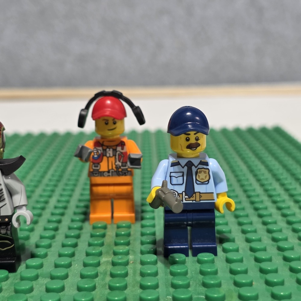 LEGO Minifigures Lot of 6 w/ Accessories Police Officer & More - Picture 2 of 11
